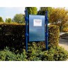 Tablón de anuncios exterior sobre postes