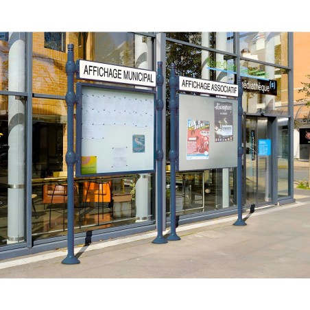Tablón de anuncios exterior sobre postes
