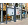 Tablón de anuncios exterior sobre postes