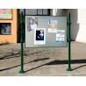 Tablón de anuncios exterior sobre postes